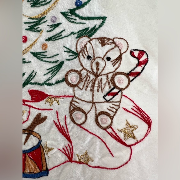 Vintage Embroidered Christmas Tablecloth with Matching Napkins. - Picture 2 of 11